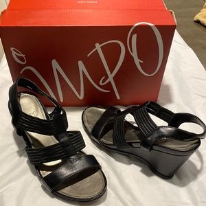 W8 Black wedge sandal